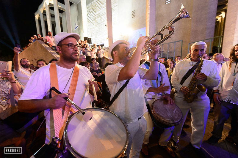 גלריה מרהיבה: ספרי תורה הוכנסו לבית הכנסת הגדול