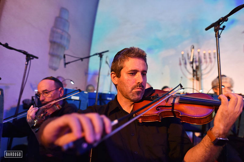 גלריה מרהיבה: ספרי תורה הוכנסו לבית הכנסת הגדול