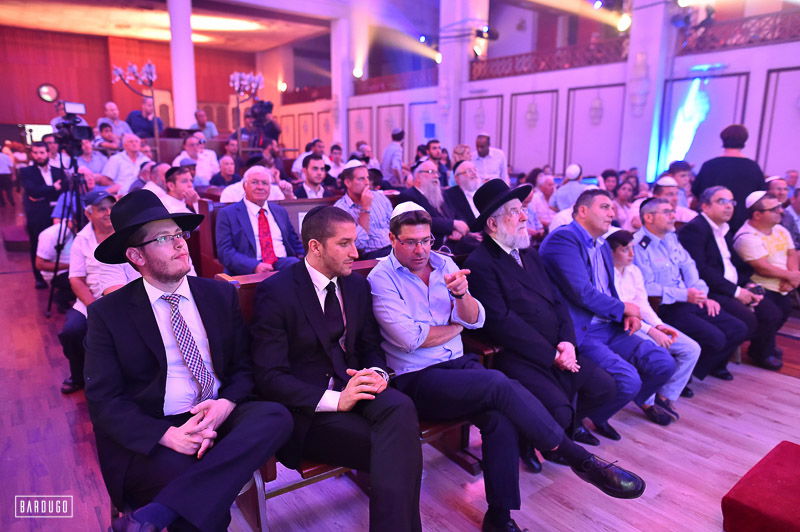 גלריה מרהיבה: ספרי תורה הוכנסו לבית הכנסת הגדול