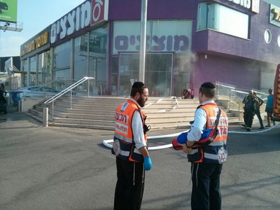 שריפה פרצה בחנות בבני ברק - גבר נפצע באורח בינוני