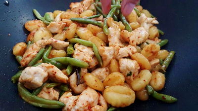 ניוקי, חזה עוף ושעועית מוקפצים בשום ולימון