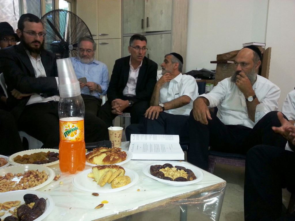 תיעוד: ניחום אבלים בביתו אחותו של אלי ישי