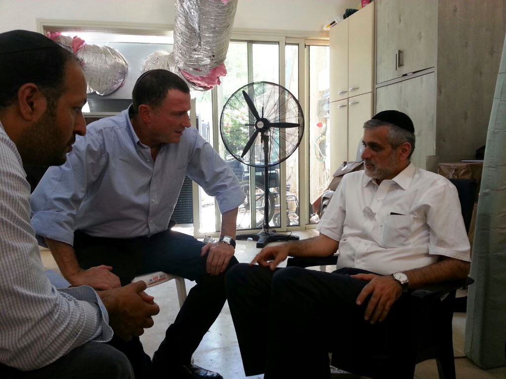 תיעוד: ניחום אבלים בביתו אחותו של אלי ישי