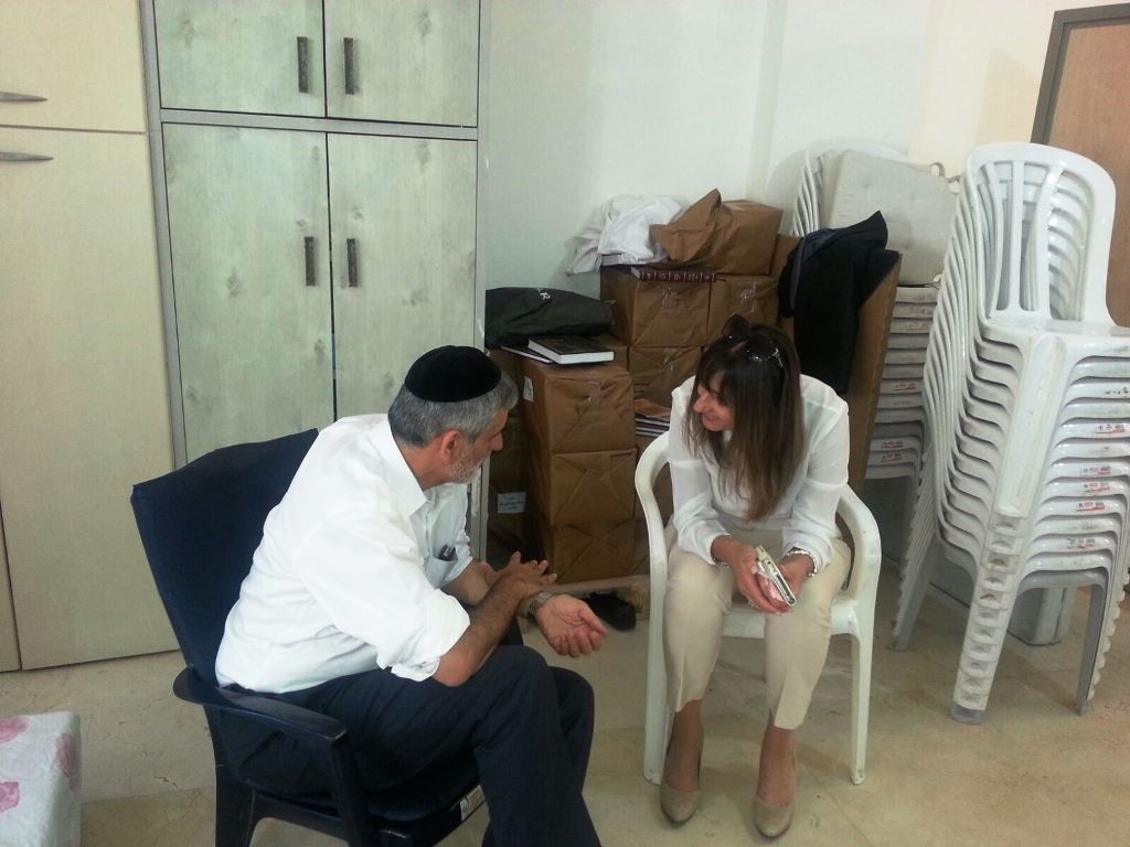 תיעוד: ניחום אבלים בביתו אחותו של אלי ישי