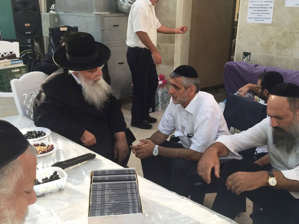 תיעוד: ניחום אבלים בביתו אחותו של אלי ישי