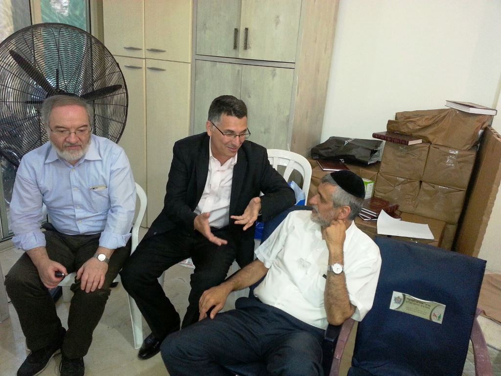 תיעוד: ניחום אבלים בביתו אחותו של אלי ישי