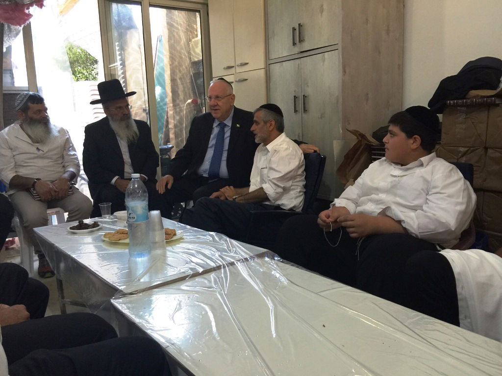 תיעוד: ניחום אבלים בביתו אחותו של אלי ישי