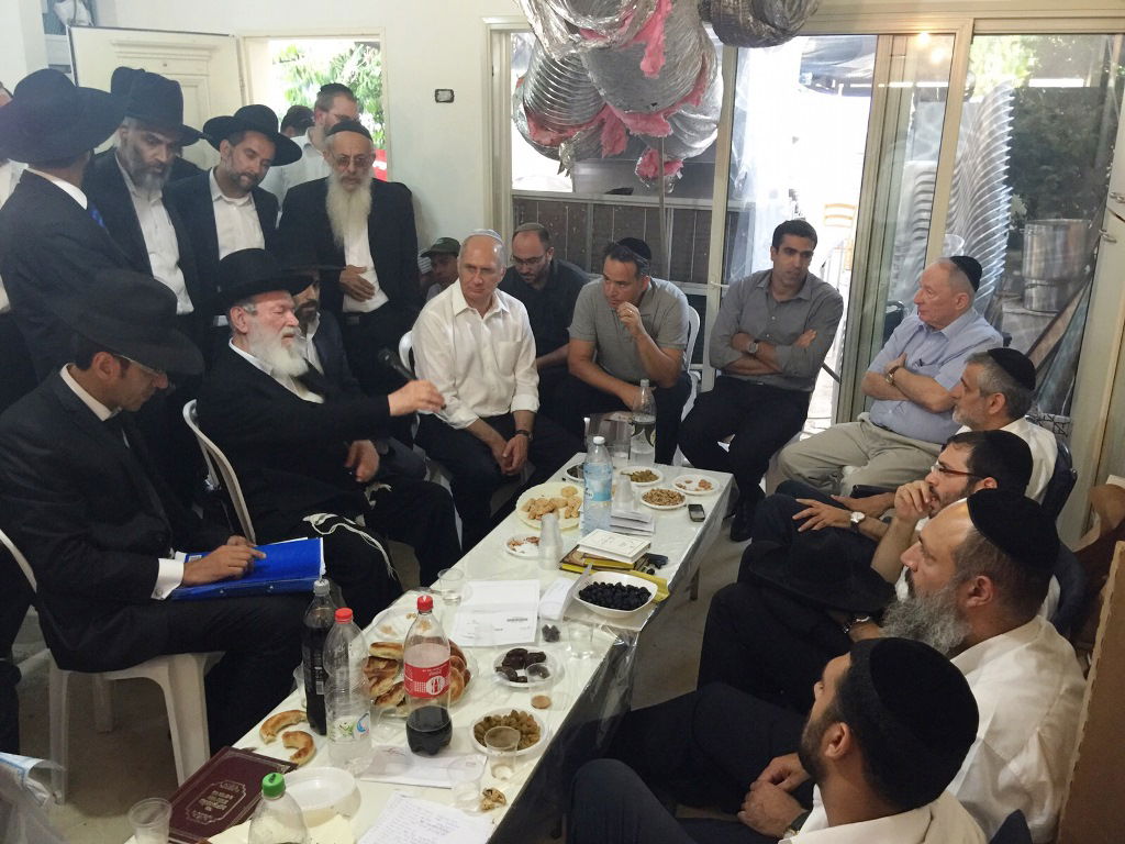 תיעוד: ניחום אבלים בביתו אחותו של אלי ישי