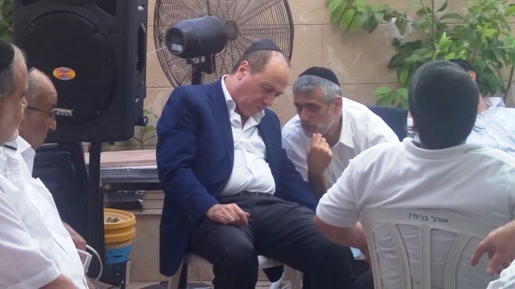 תיעוד: ניחום אבלים בביתו אחותו של אלי ישי