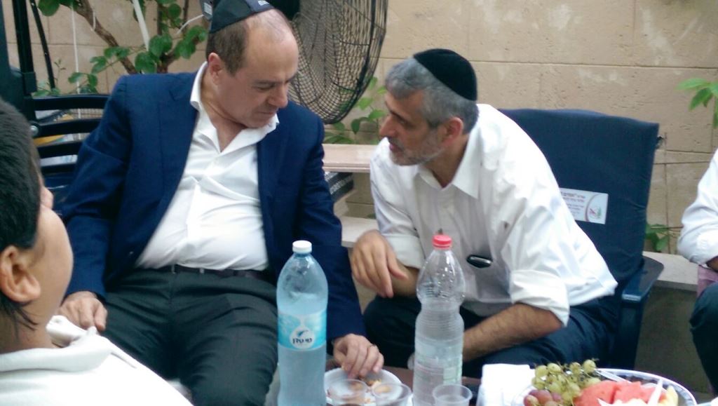 תיעוד: ניחום אבלים בביתו אחותו של אלי ישי