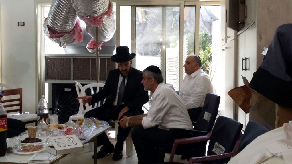 תיעוד: ניחום אבלים בביתו אחותו של אלי ישי