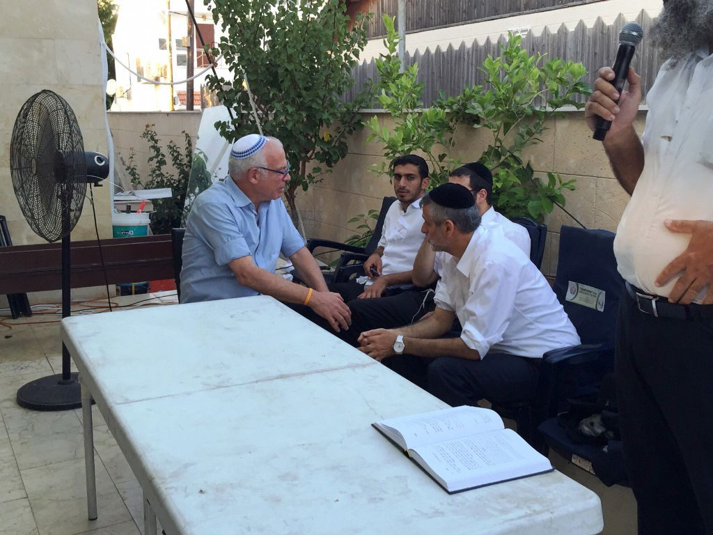 תיעוד: ניחום אבלים בביתו אחותו של אלי ישי