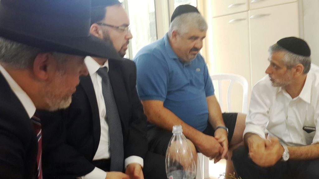 תיעוד: ניחום אבלים בביתו אחותו של אלי ישי