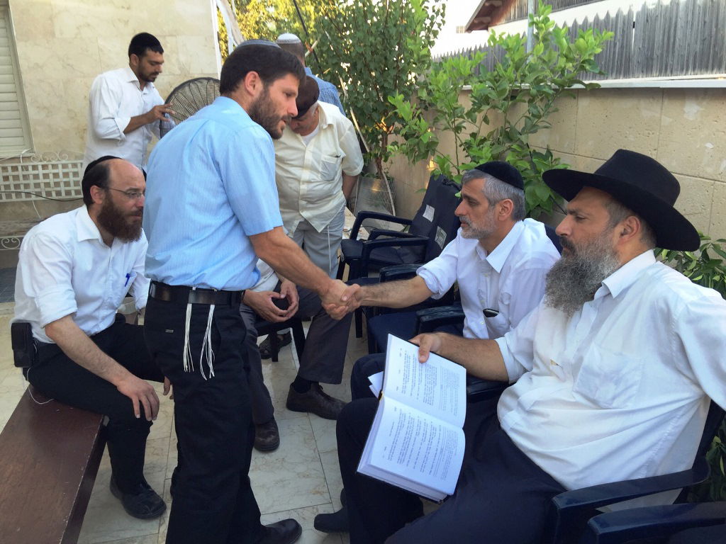 תיעוד: ניחום אבלים בביתו אחותו של אלי ישי