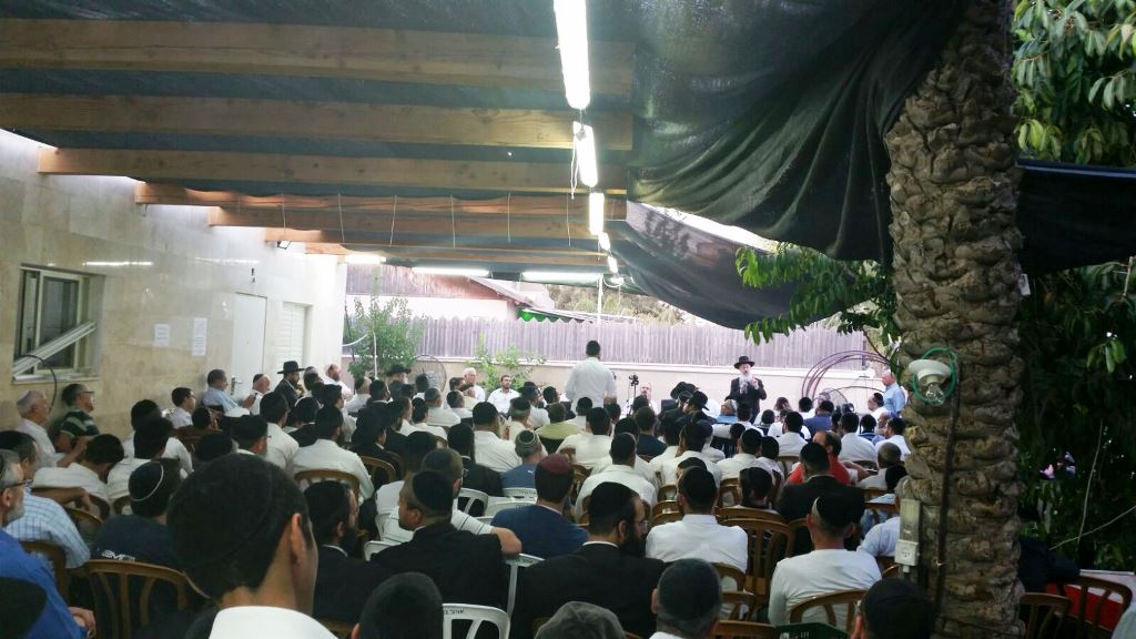 תיעוד: ניחום אבלים בביתו אחותו של אלי ישי