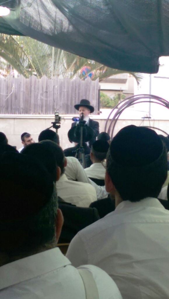 תיעוד: ניחום אבלים בביתו אחותו של אלי ישי