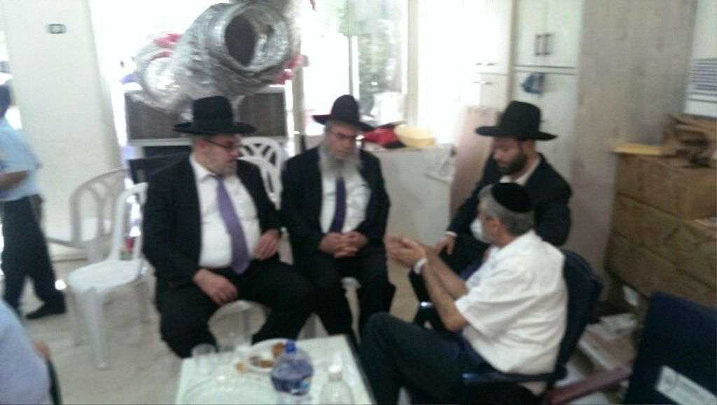 תיעוד: ניחום אבלים בביתו אחותו של אלי ישי