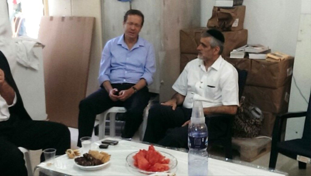 תיעוד: ניחום אבלים בביתו אחותו של אלי ישי