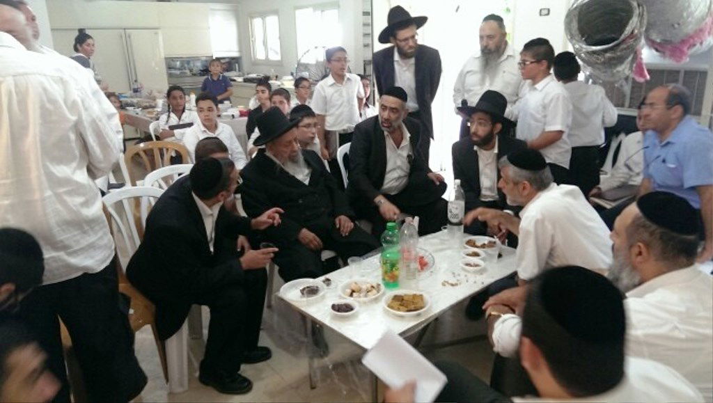 תיעוד: ניחום אבלים בביתו אחותו של אלי ישי