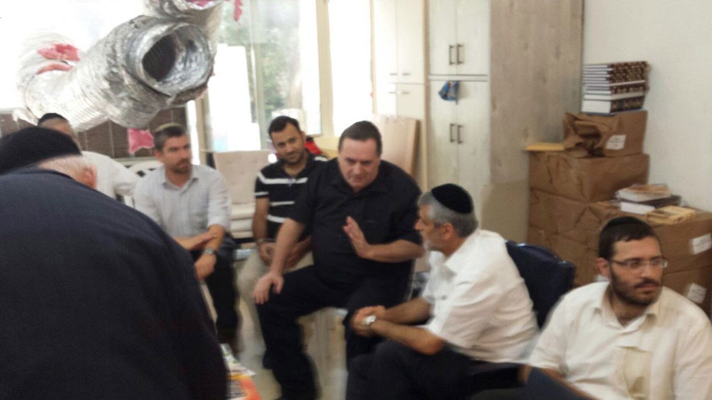 תיעוד: ניחום אבלים בביתו אחותו של אלי ישי