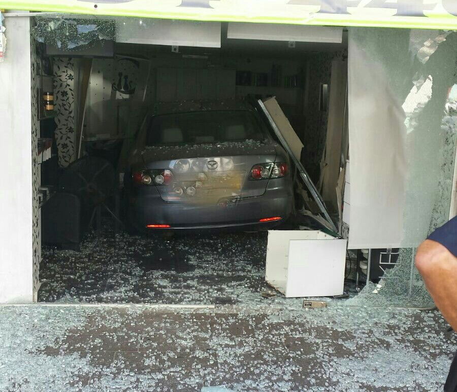 בני ברק: נהג איבד שליטה על הרכב ונכנס במספרה