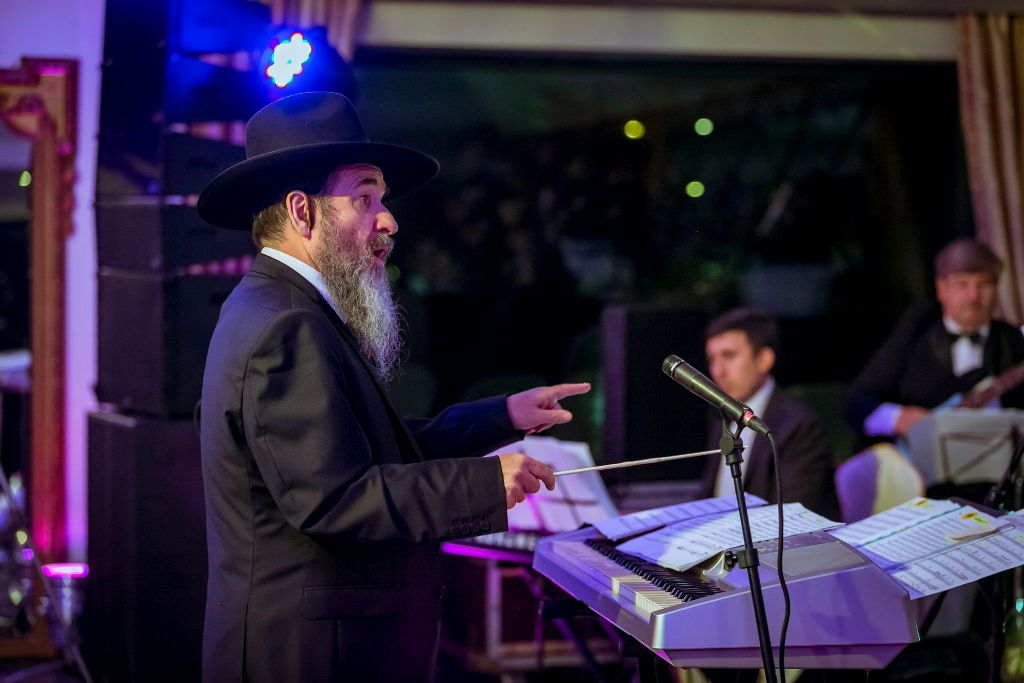 צפו בוידאו: מונה ו"נרננה" שרים לנגידי חסידות ספינקא