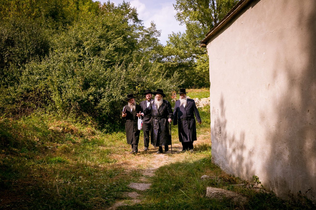 צפו בוידאו: מונה ו"נרננה" שרים לנגידי חסידות ספינקא