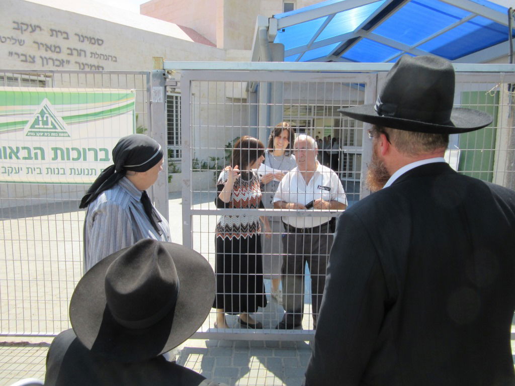 תיעוד: נמנעה כניסתה של הגב' חנה אריאל לסמינר מאיר