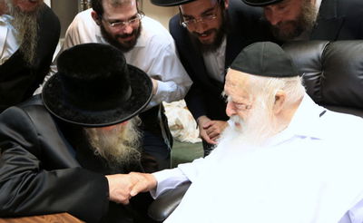 תיעוד: האדמו"ר מטשערנוביל בבית הגר"ח קנייבסקי