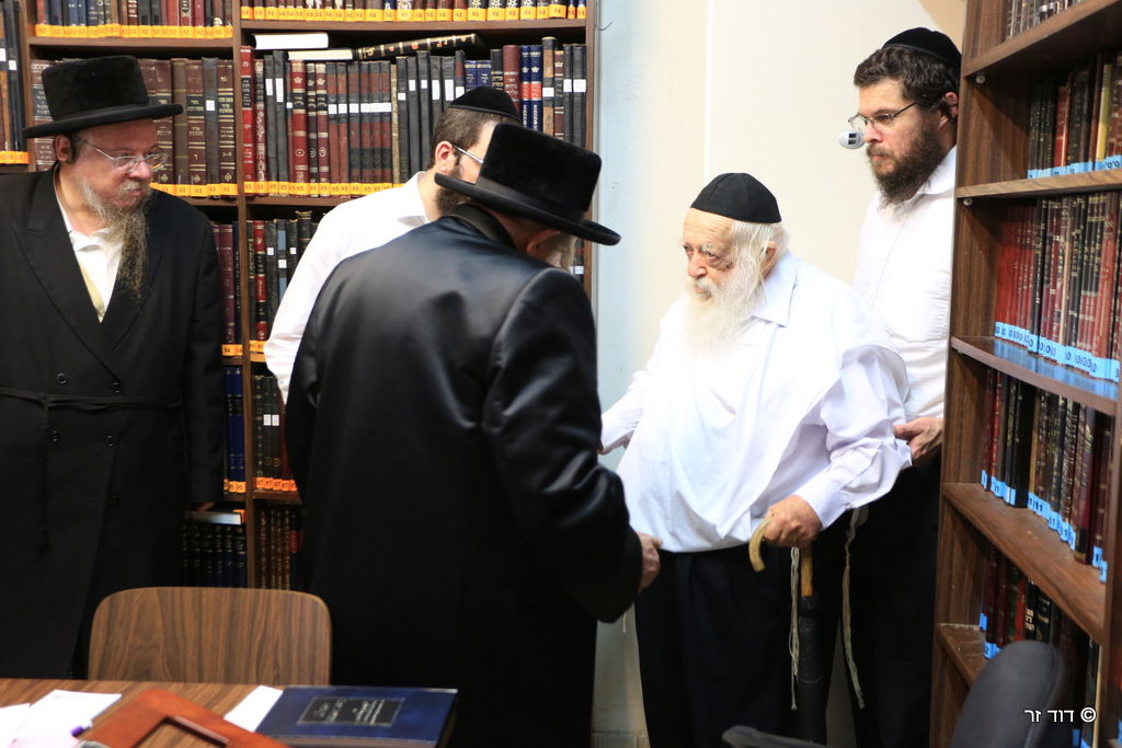 תיעוד: האדמו"ר מטשערנוביל בבית הגר"ח קנייבסקי