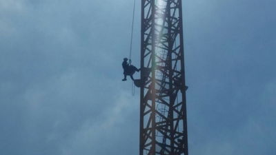 מפעיל עגורן איבד את הכרתו בגובה 65 מטרים וחולץ  • צפו