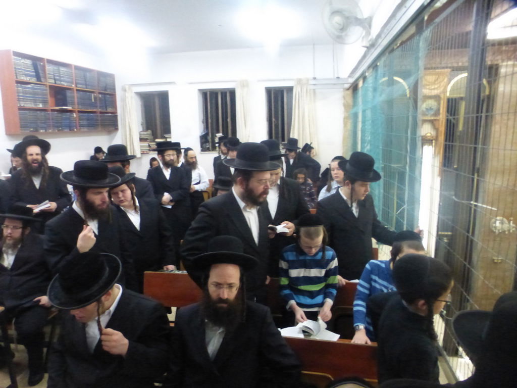 תיעוד: אמירת סליחות בביהמ"ד "ברסלב" במאה שערים