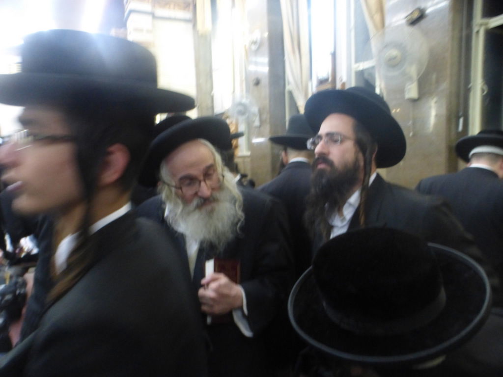 תיעוד: אמירת סליחות בביהמ"ד "ברסלב" במאה שערים