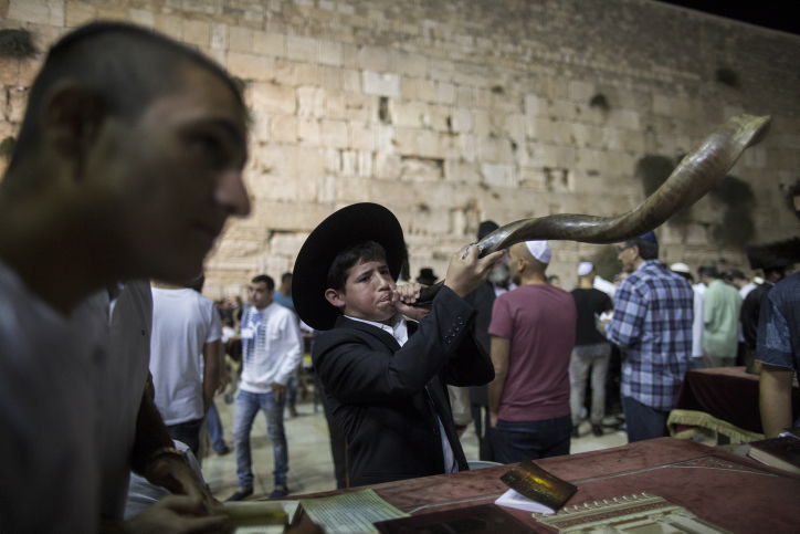 גלריה: הסליחות הראשונות בכותל המערבי