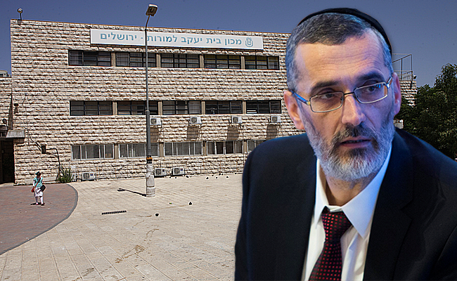 צביקה כהן על רקע סמינר הישן בירושלים