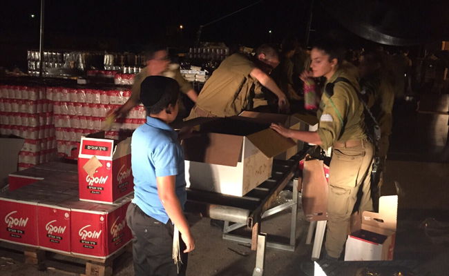 תיעוד: ההכנות לחלוקת המצרכים בקהילת הרב פינטו