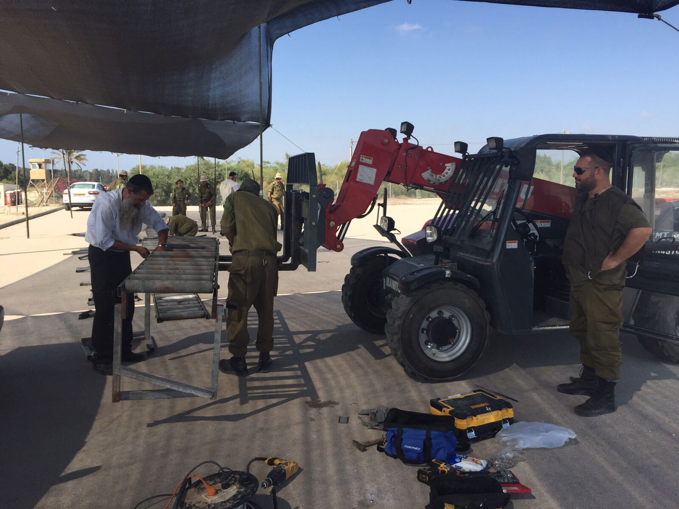 תיעוד: ההכנות לחלוקת המצרכים בקהילת הרב פינטו