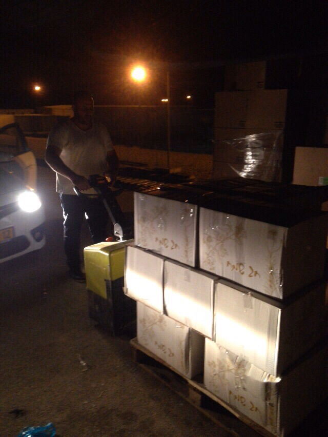 תיעוד: ההכנות לחלוקת המצרכים בקהילת הרב פינטו