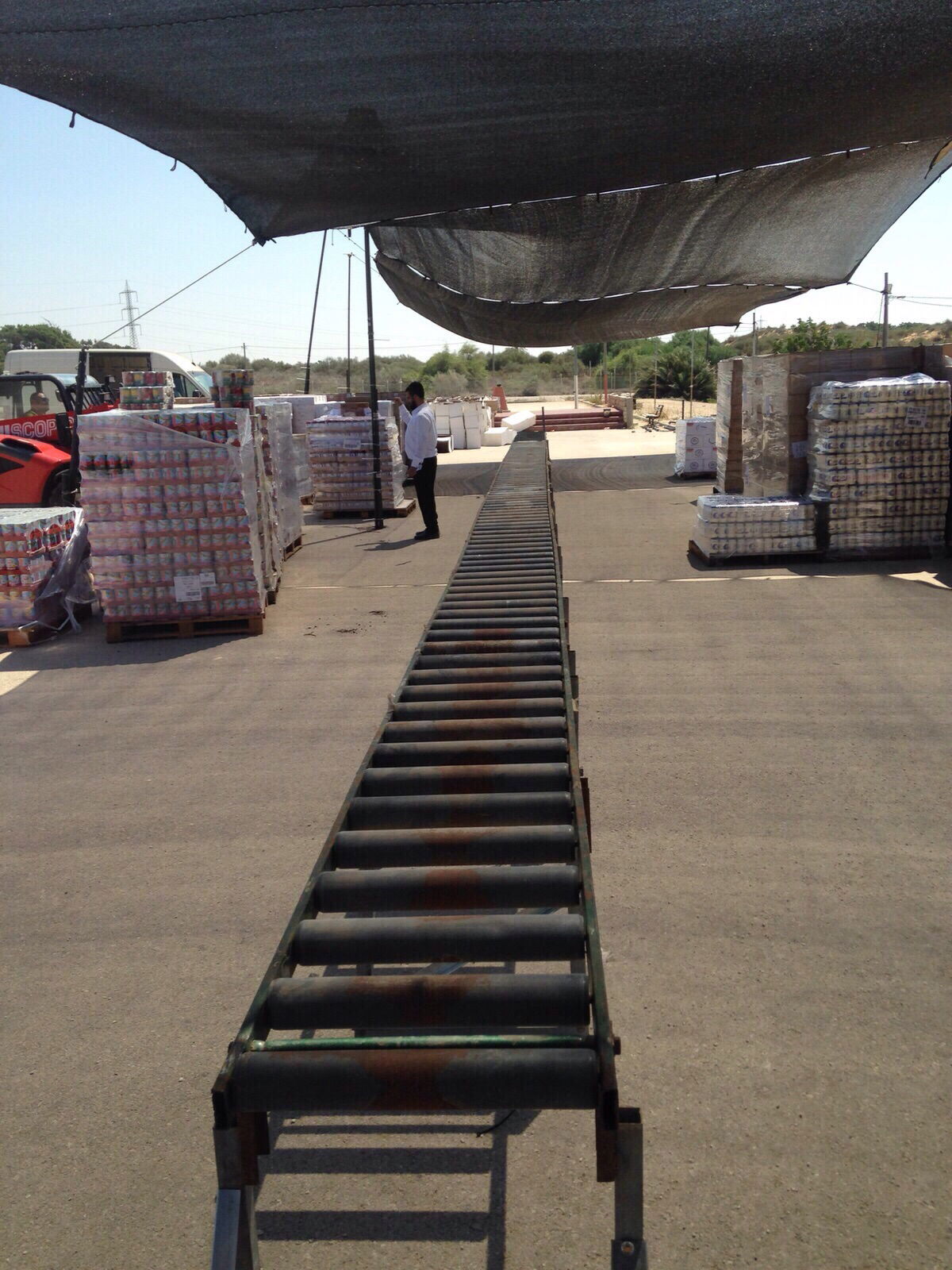 תיעוד: ההכנות לחלוקת המצרכים בקהילת הרב פינטו