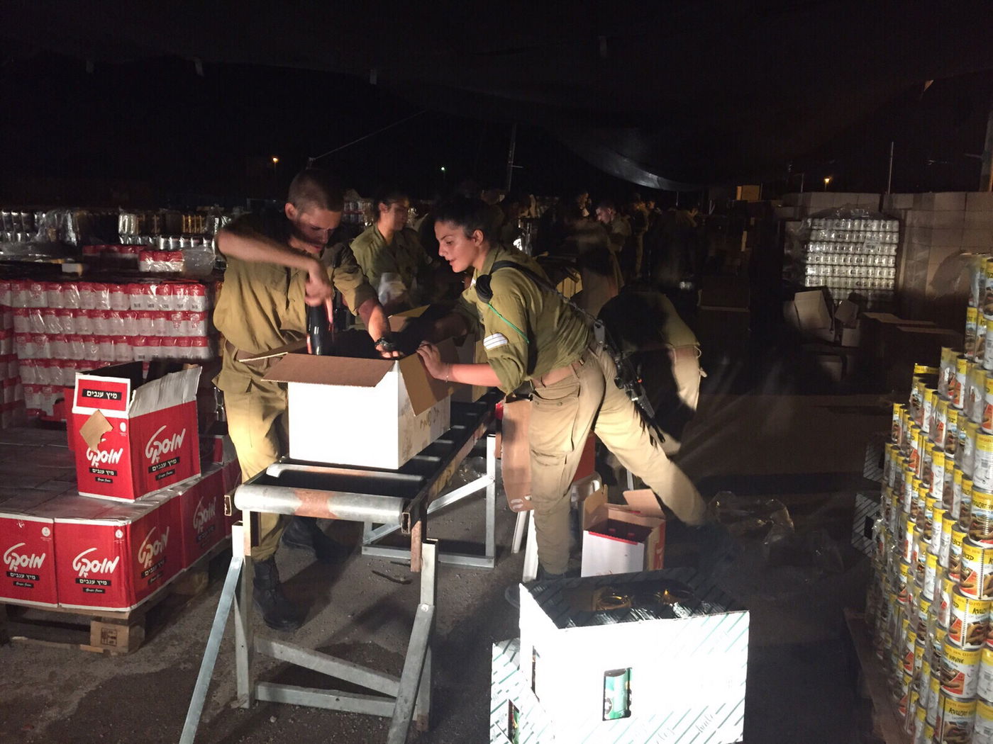 תיעוד: ההכנות לחלוקת המצרכים בקהילת הרב פינטו