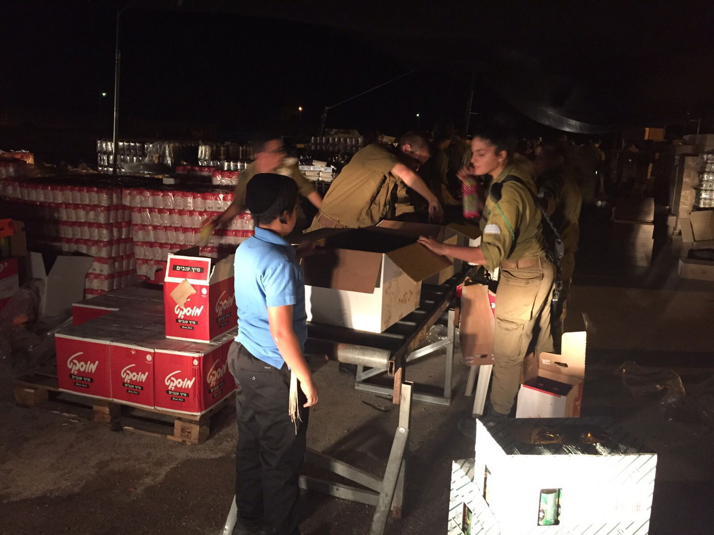 תיעוד: ההכנות לחלוקת המצרכים בקהילת הרב פינטו