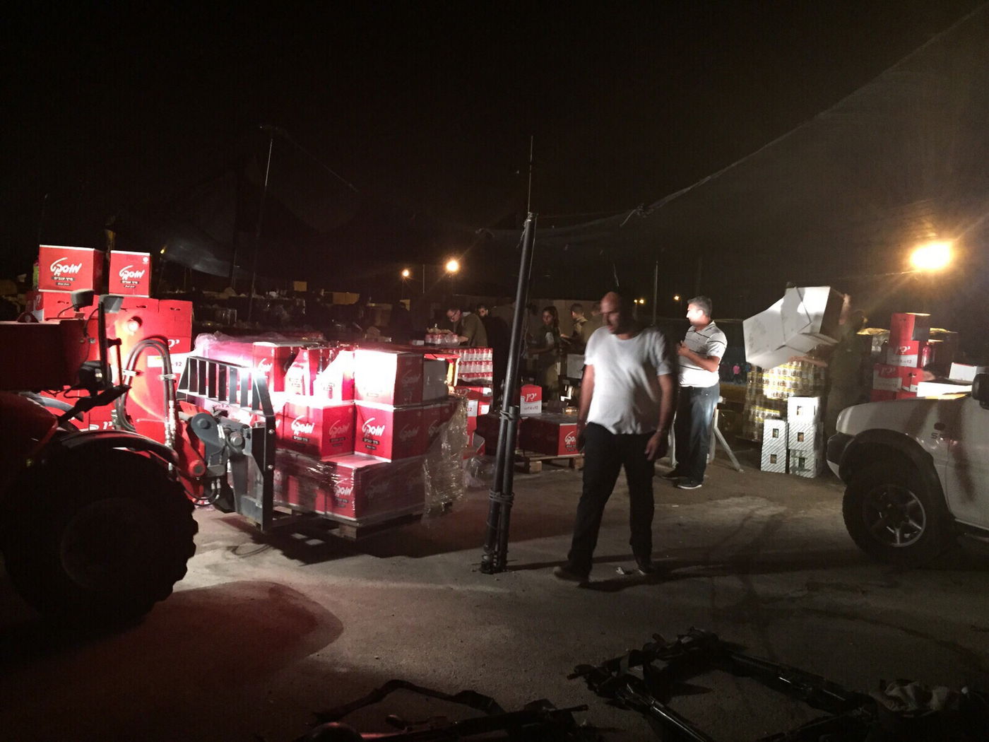 תיעוד: ההכנות לחלוקת המצרכים בקהילת הרב פינטו