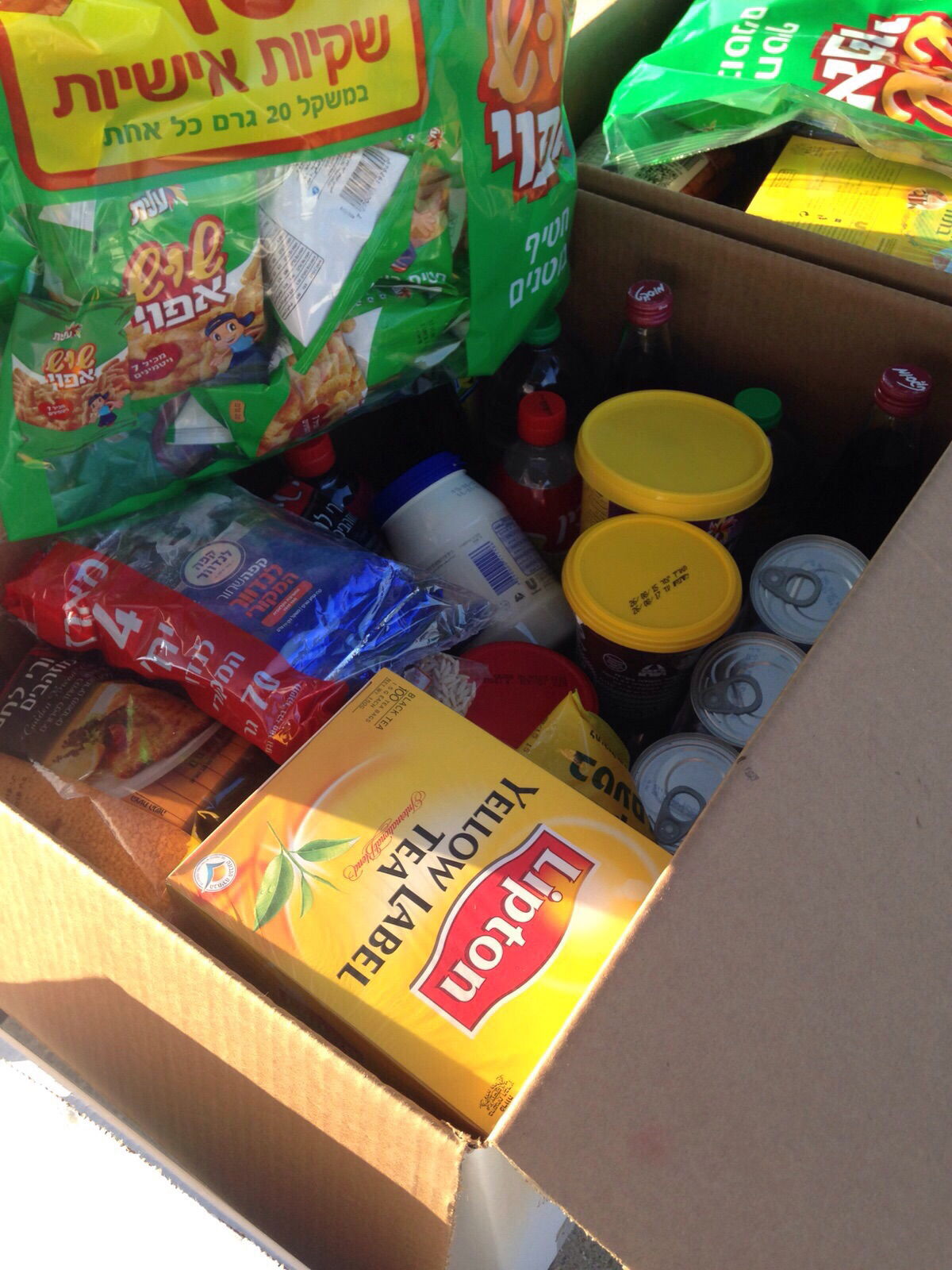 תיעוד: ההכנות לחלוקת המצרכים בקהילת הרב פינטו