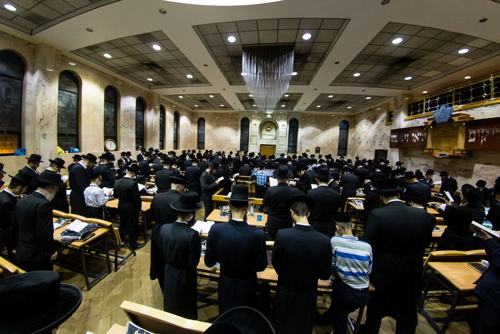 גלריה: סליחות אצל אדמו"רי ורבני בורו פארק