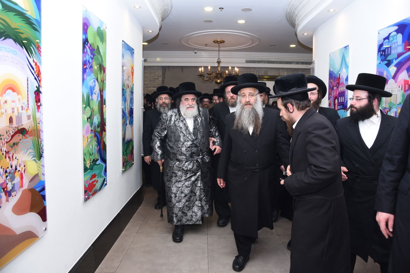 תיעוד: הרבי מויז'ניץ ערך טיש לקשישים בבית אבות