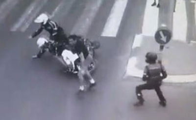 צפו: יצא מהבנק, ניסה לתקוף נהגים ועוברי אורח - ונעצר