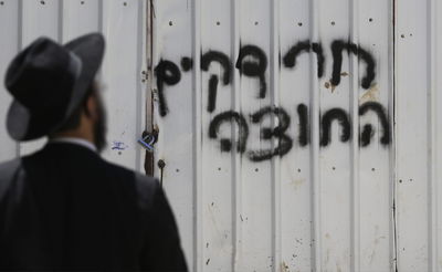 קצין חרדי חשף את העומדים מאחורי ההסתה; תובע מיליונים