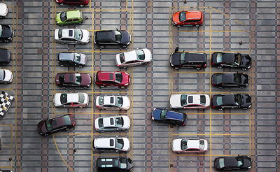 צפו: כך יוצאים מחניה צפופה כמו גדולים