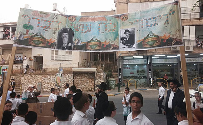 שידור חוזר מבני ברק: רבבות מצדיעים לשומרי השמיטה