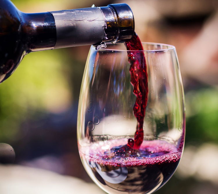 מגבת ומקפיא - כל מה שאתם צריכים כדי לצנן במהירות את בקבוק היין